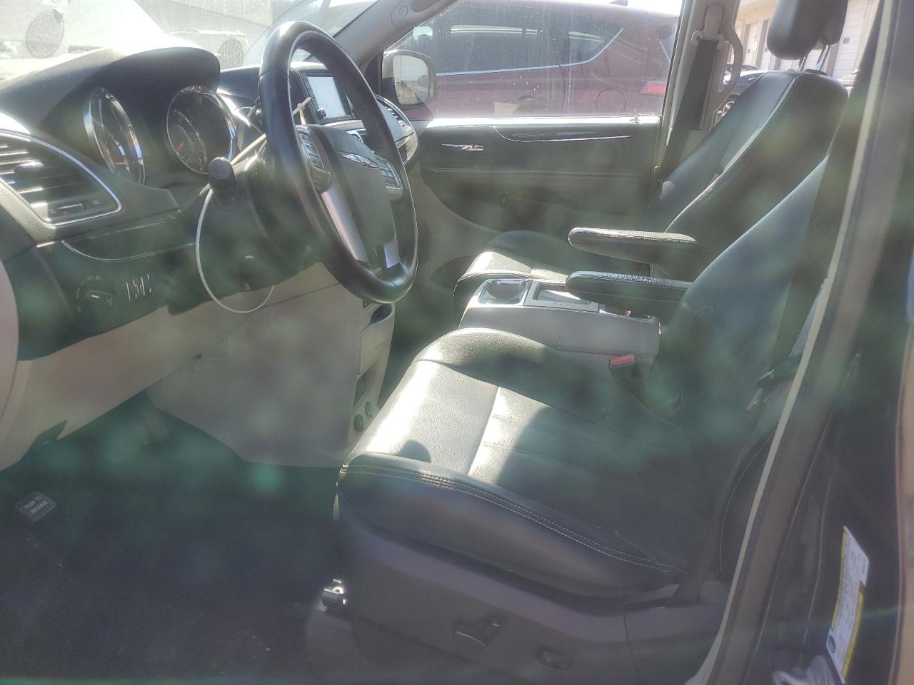 2013 Chrysler Town & Country - Image 7