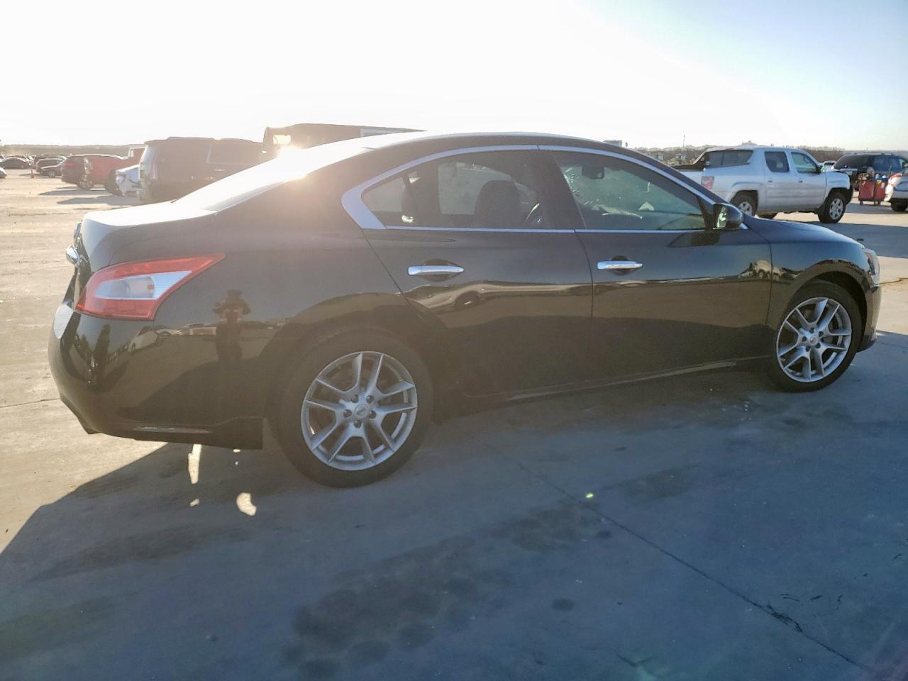 2010 Nissan Maxima - Image 3