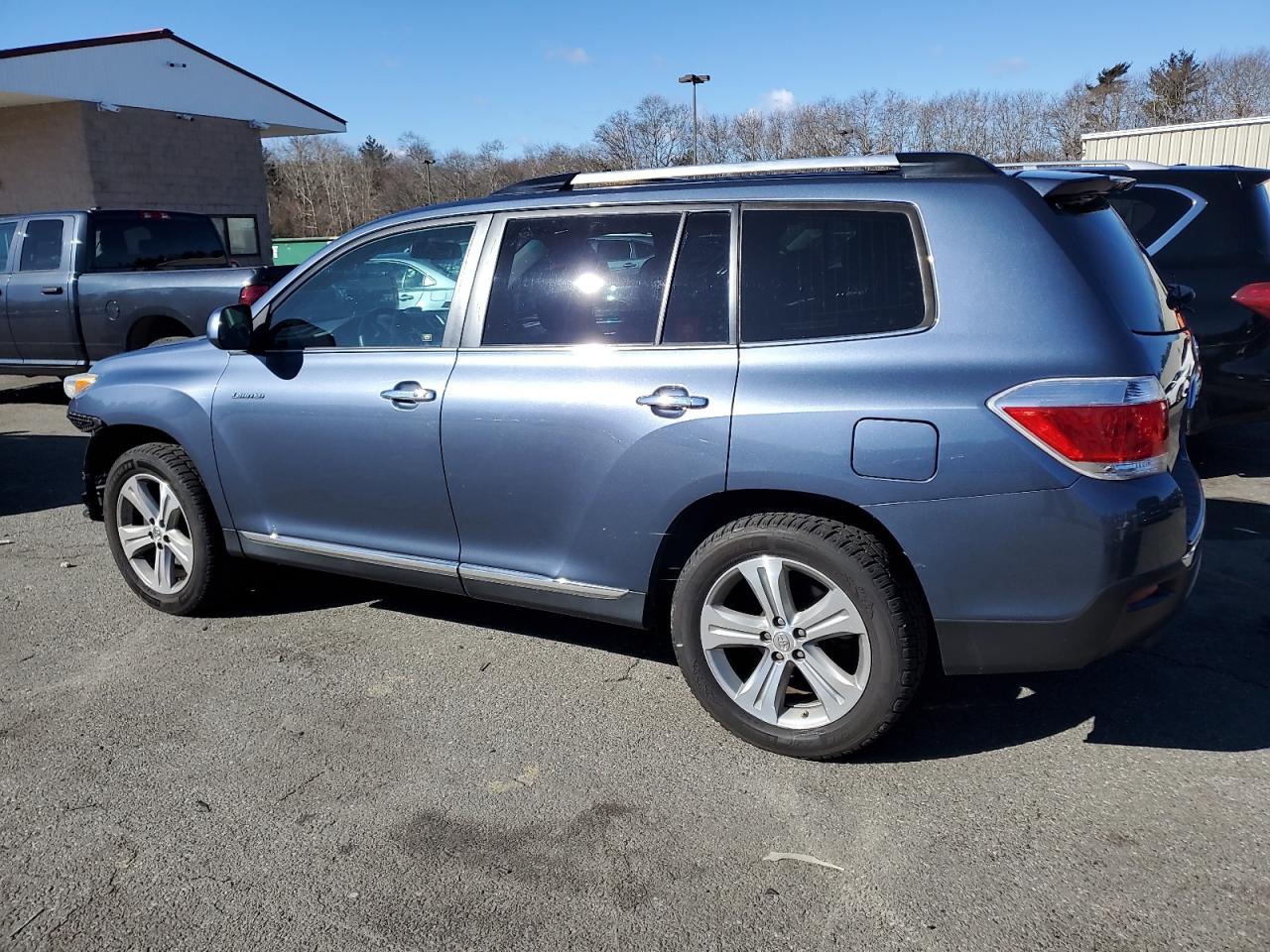 2013 Toyota Highlander - Image 2