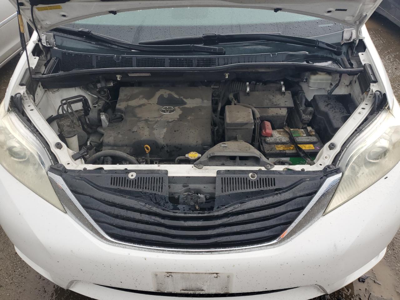 2011 Toyota Sienna - Image 12