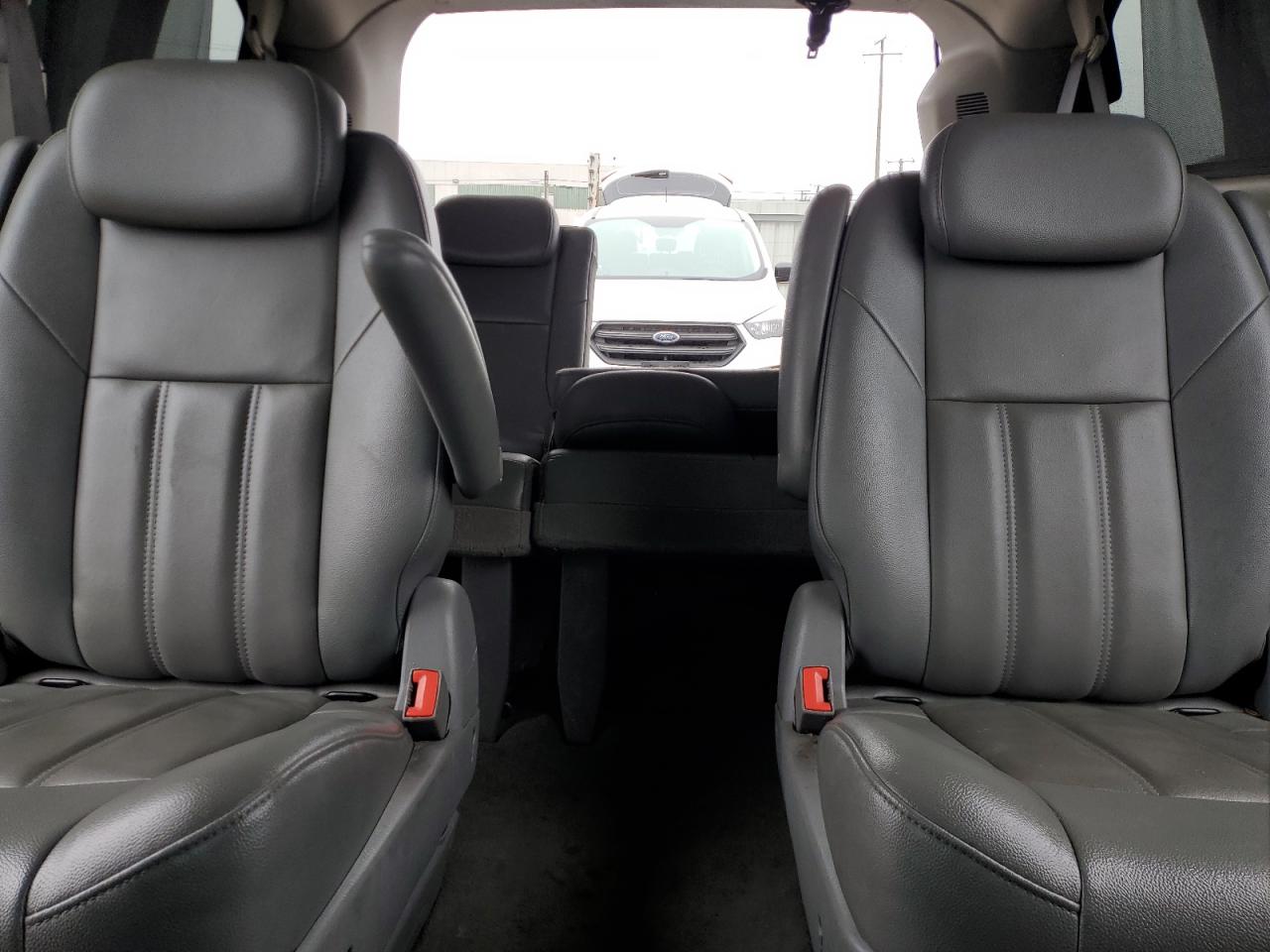 2008 Chrysler Town & Country - Image 10