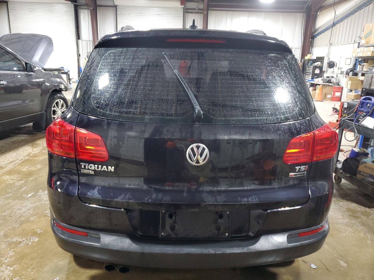 WVGBV7AX6JK006045 2018 Volkswagen Tiguan Limited