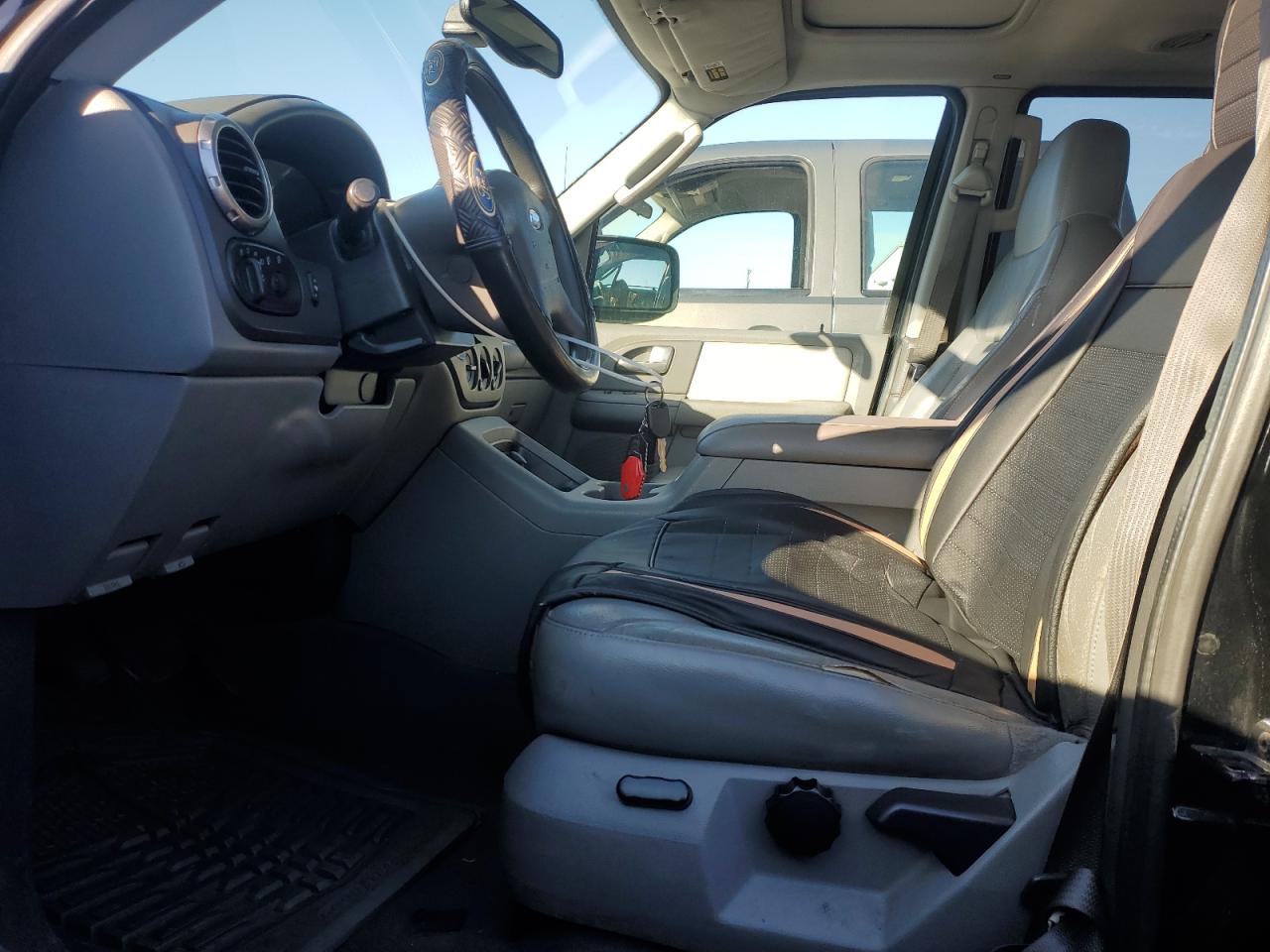 2004 Ford Expedition - Image 7