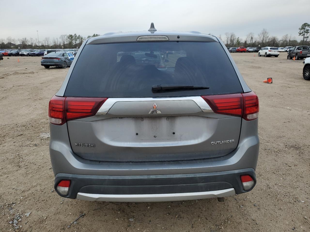 2017 Mitsubishi Outlander - Image 6