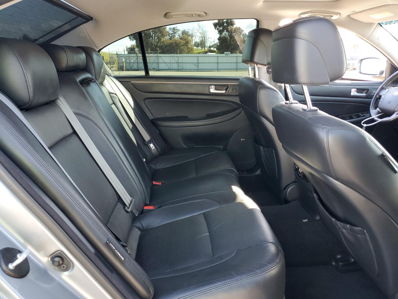 2014 Hyundai Genesis - Image 10