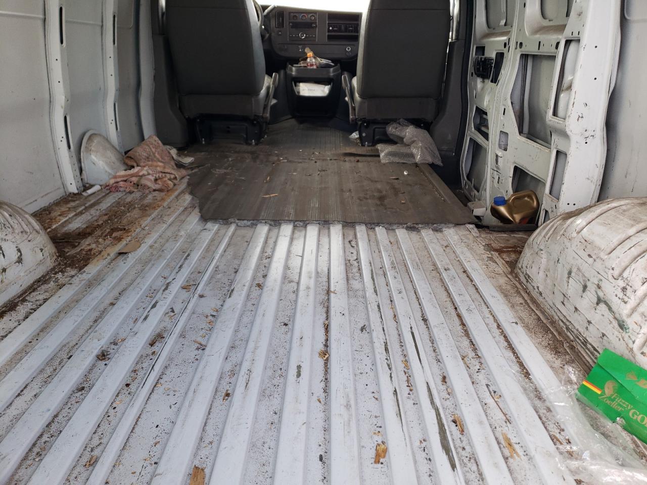 2010 Chevrolet Express - Image 10