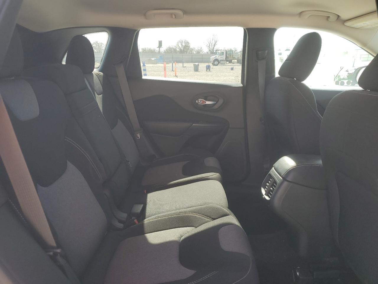 2015 Jeep Grand Cherokee - Image 11