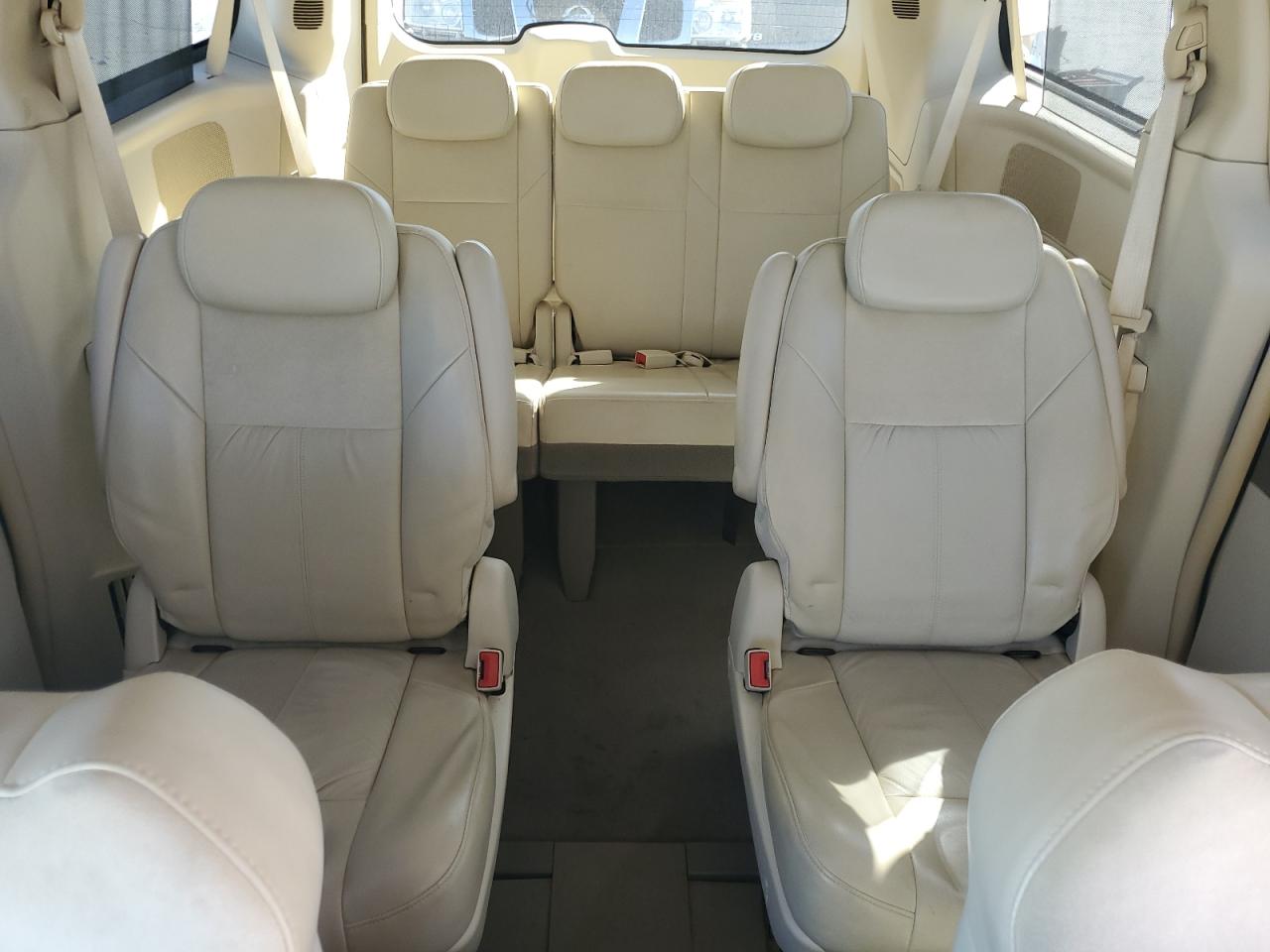 2009 Chrysler Town & Country - Image 10