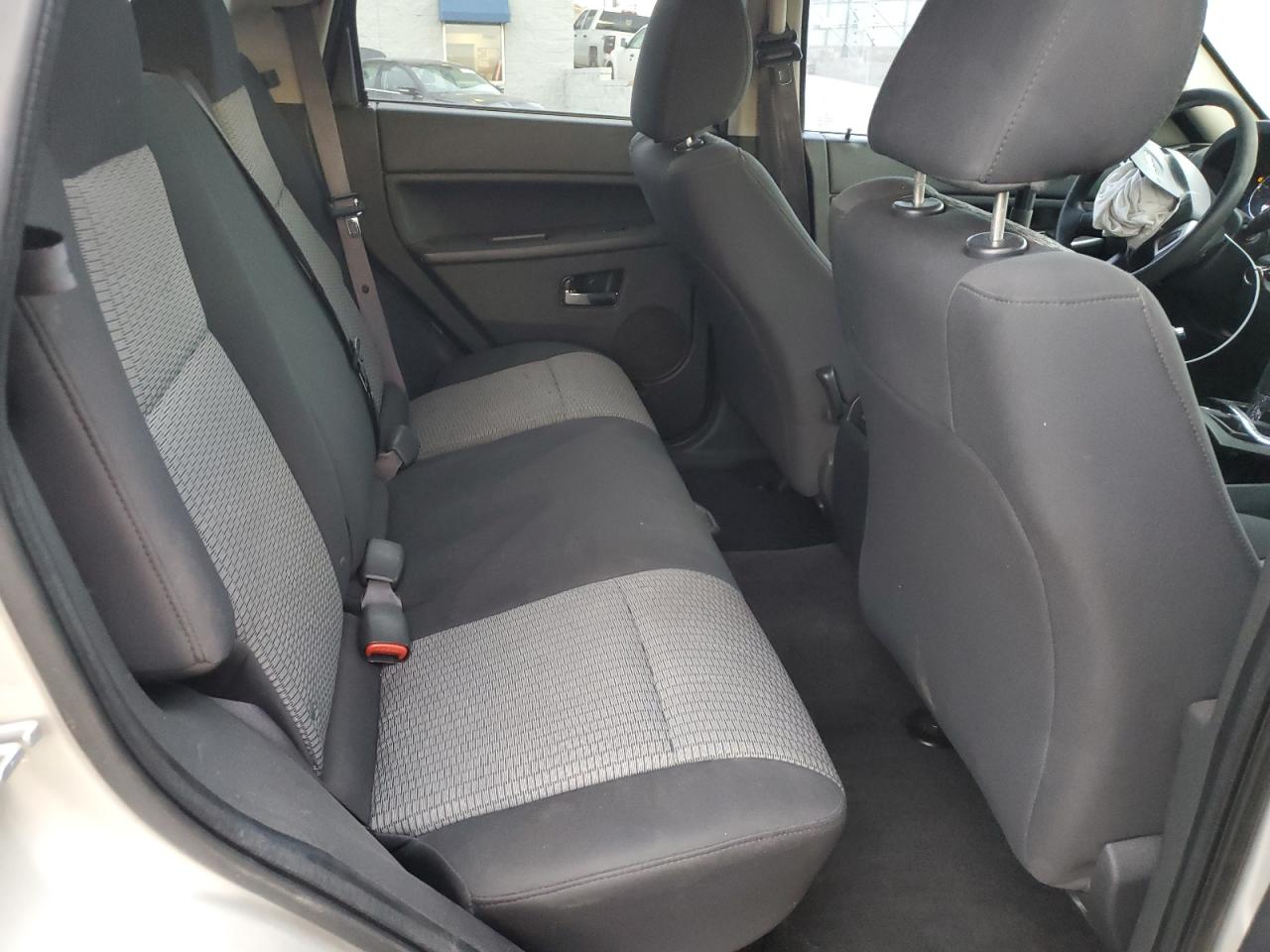 2010 Jeep Grand Cherokee - Image 12