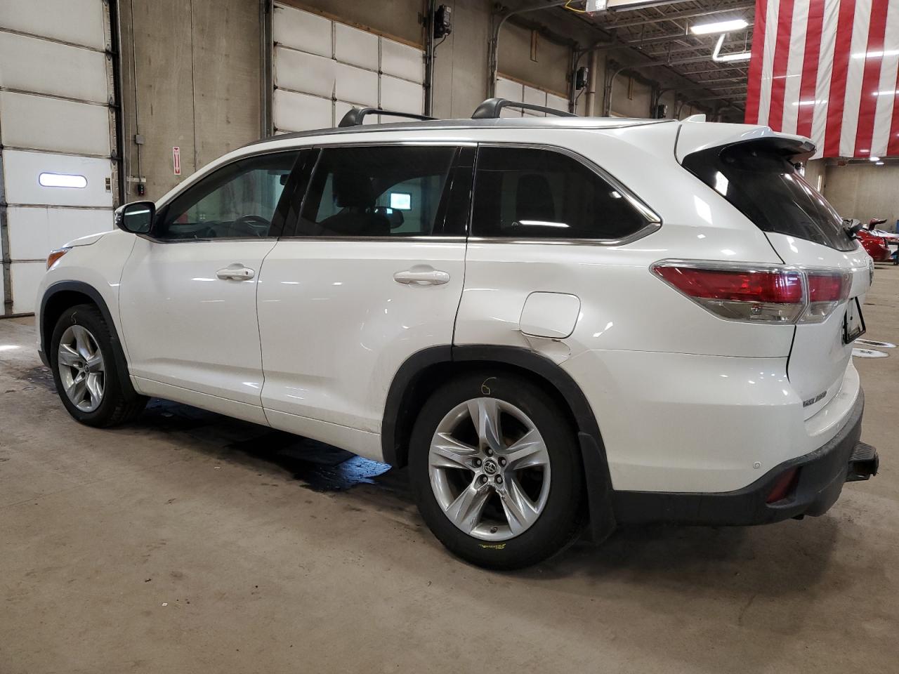 2016 Toyota Highlander - Image 2