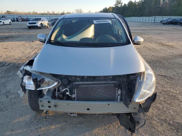 Sedans NISSAN VERSA 2016 Srebrny
