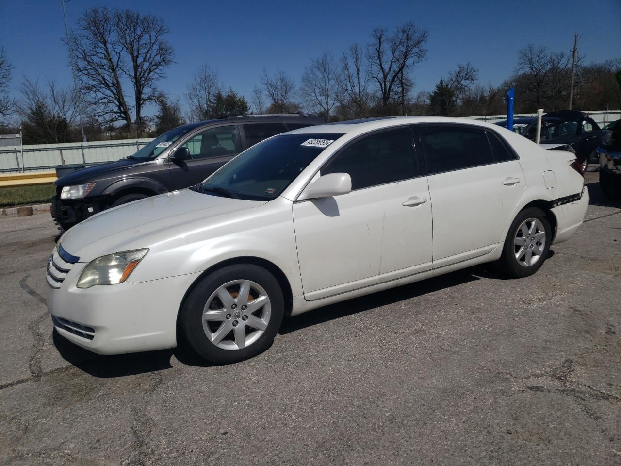 2005 Toyota Avalon - Image 1