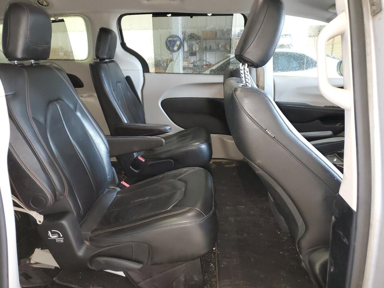 2018 Chrysler Pacifica - Image 11