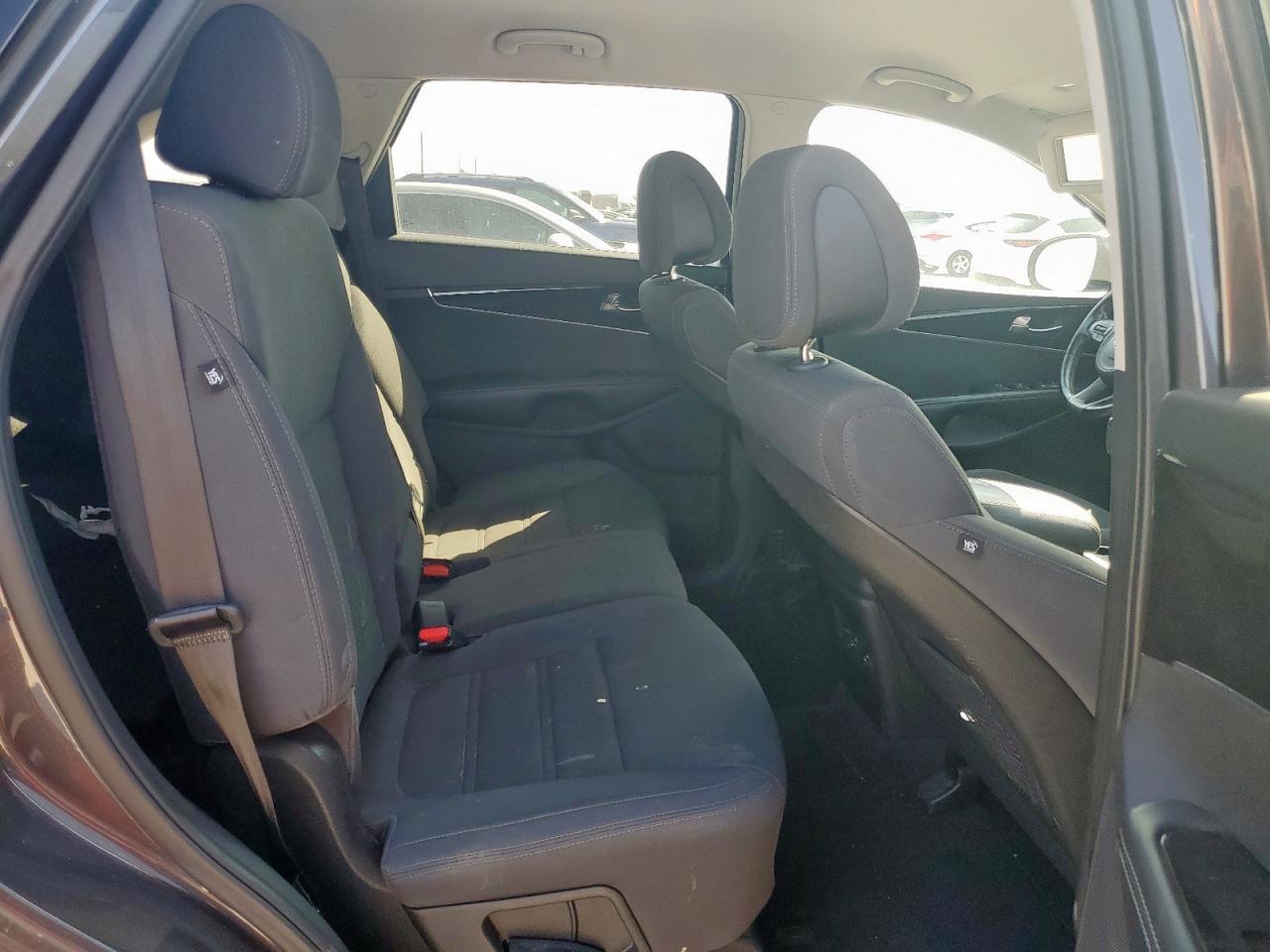 2016 Kia Sorento - Image 11