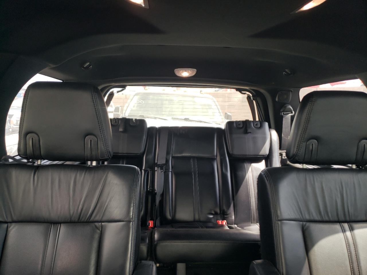 2017 Lincoln Navigator - Image 10