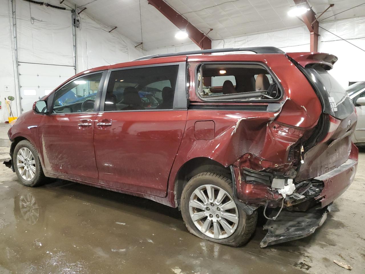 2015 Toyota Sienna - Image 2