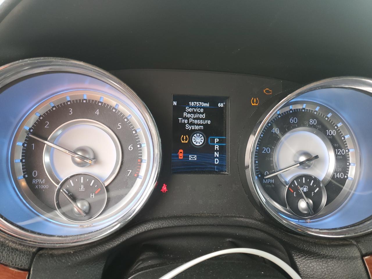 2013 Chrysler 300 - Image 9