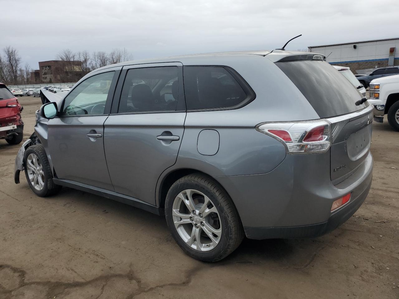 2014 Mitsubishi Outlander - Image 2