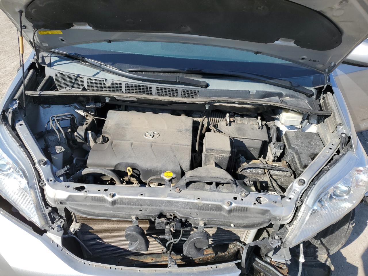 2013 Toyota Sienna - Image 12