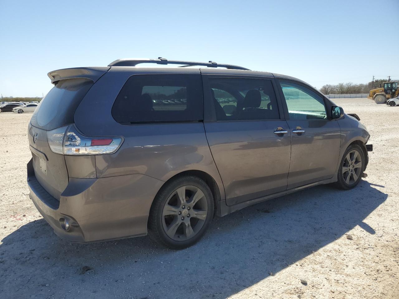 2015 Toyota Sienna - Image 3