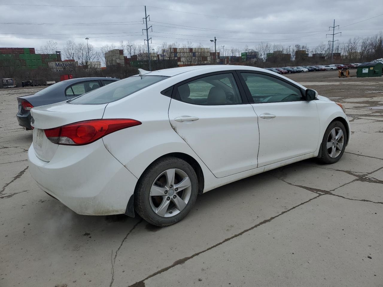 2013 Hyundai Elantra - Image 3