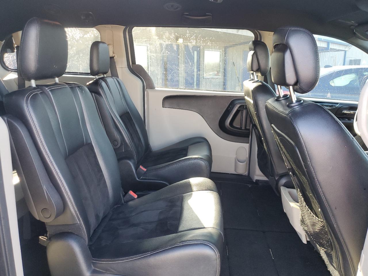 2017 Dodge Caravan - Image 11