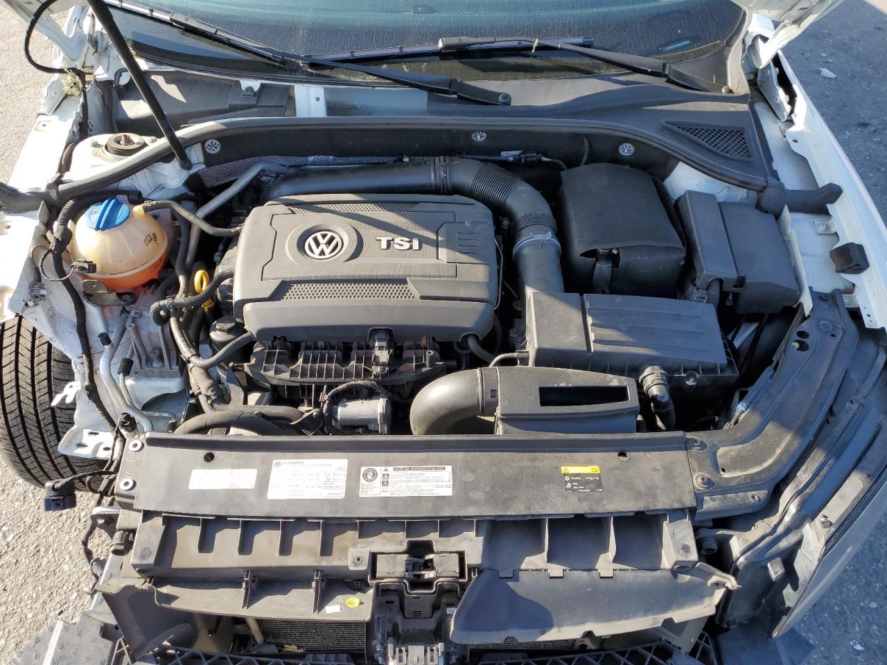 2017 Volkswagen Passat - Image 12