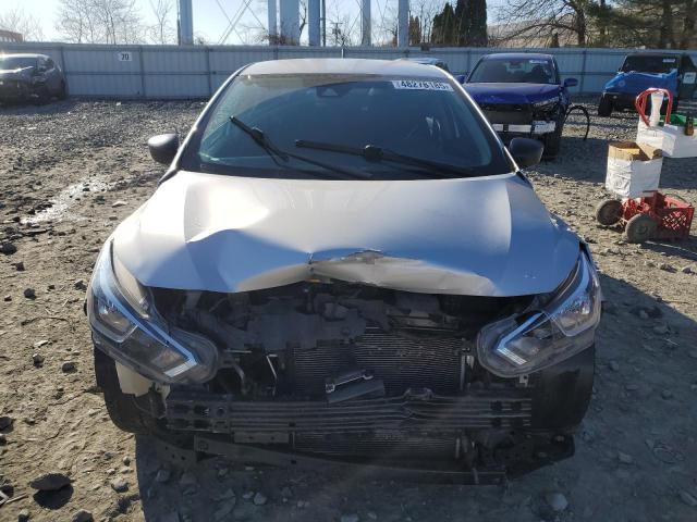  NISSAN VERSA 2022 Сріблястий