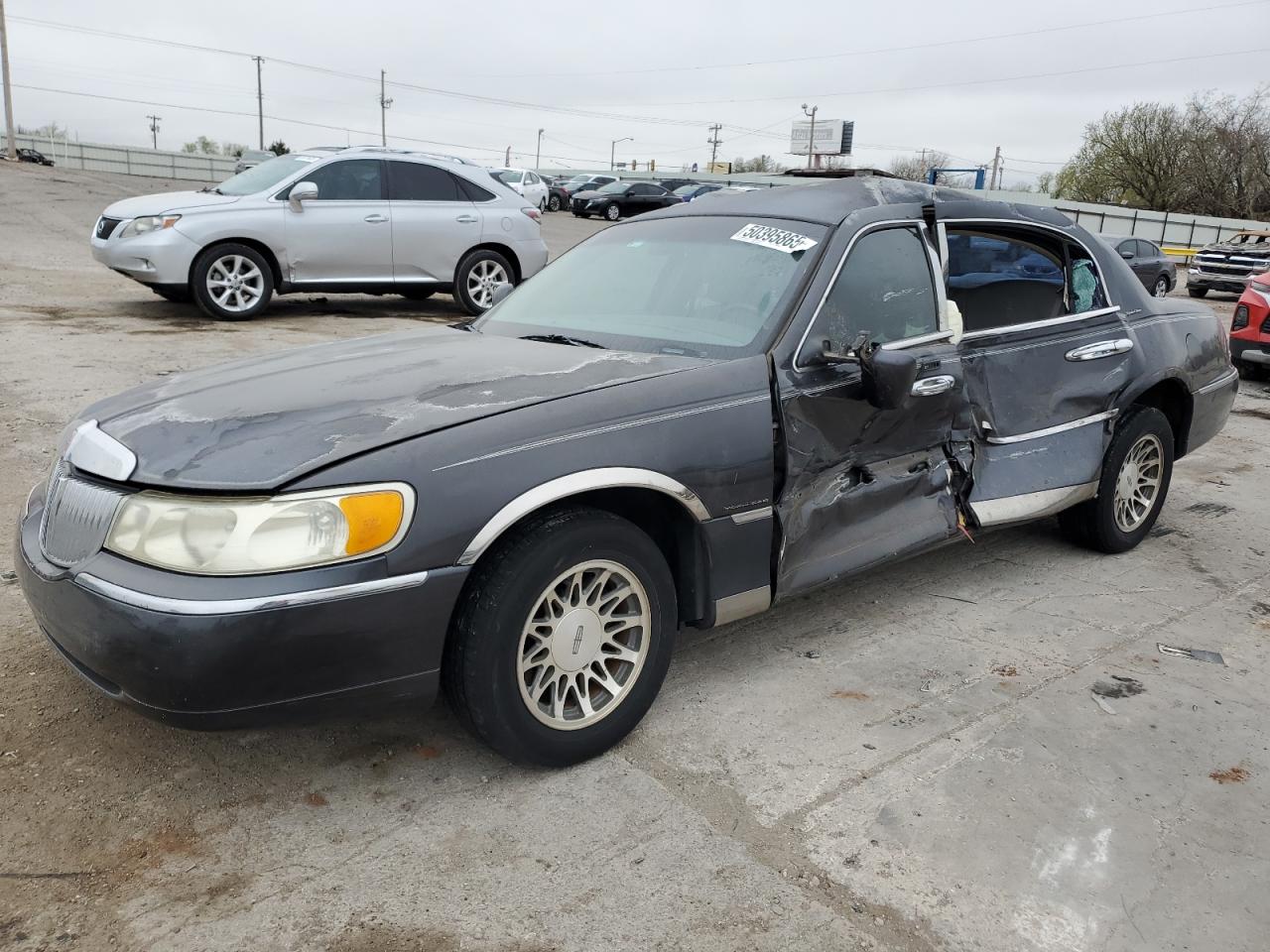 2001 Lincoln Town Car Signature იყიდება Oklahoma City-ში, OK - Side