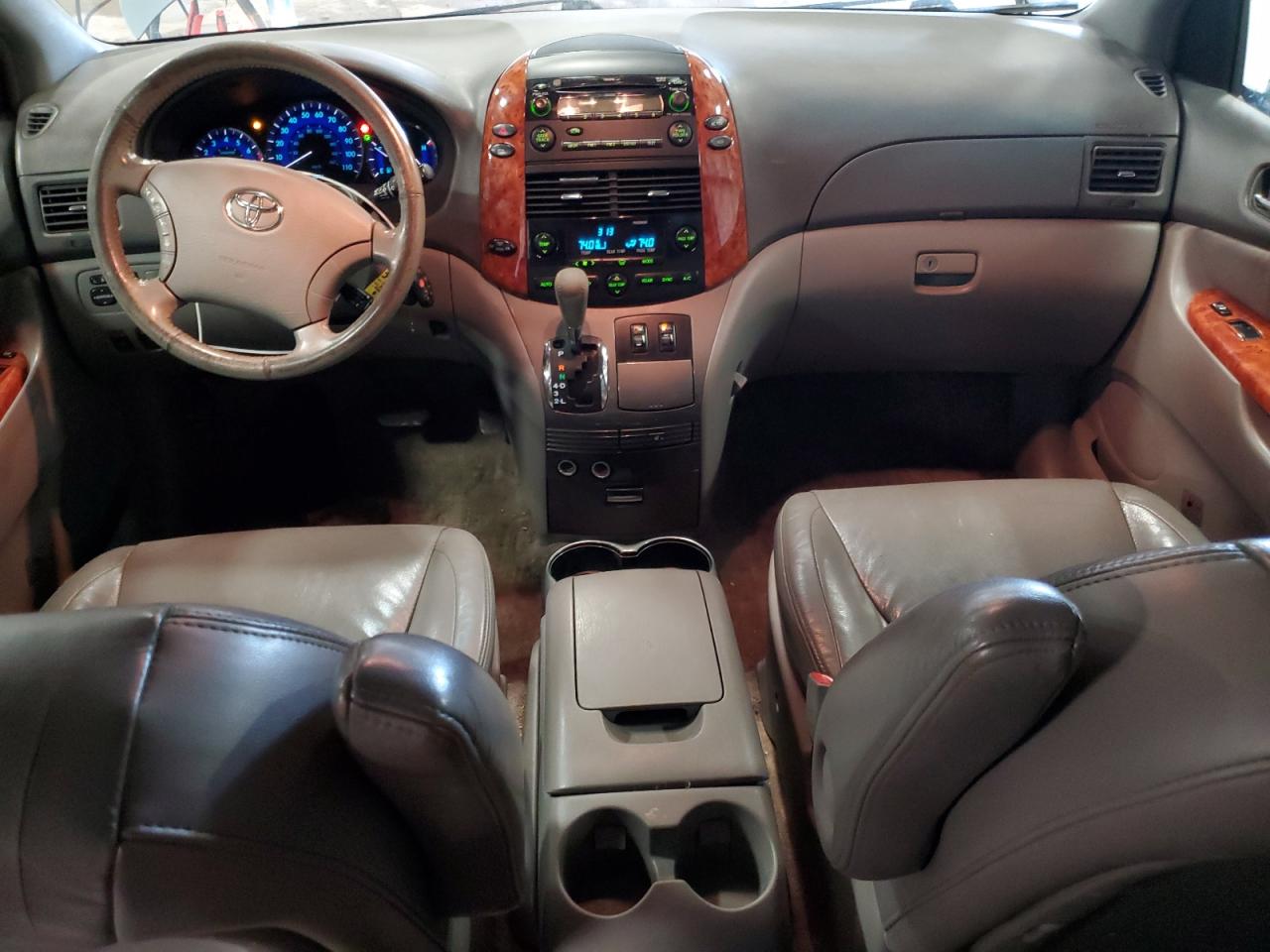 2010 Toyota Sienna - Image 8
