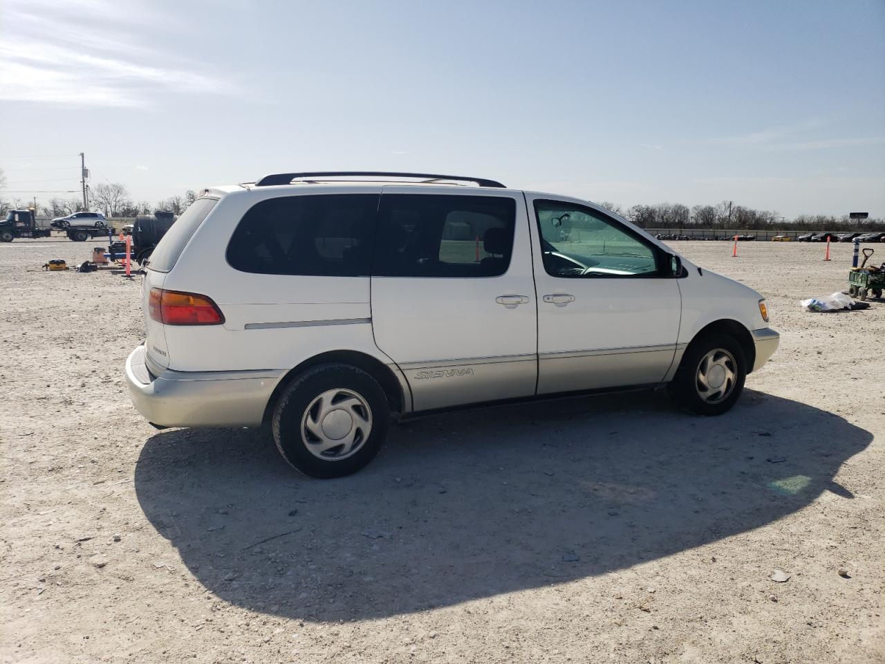 2000 Toyota Sienna - Image 3