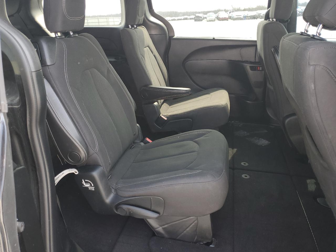 2018 Chrysler Pacifica - Image 11