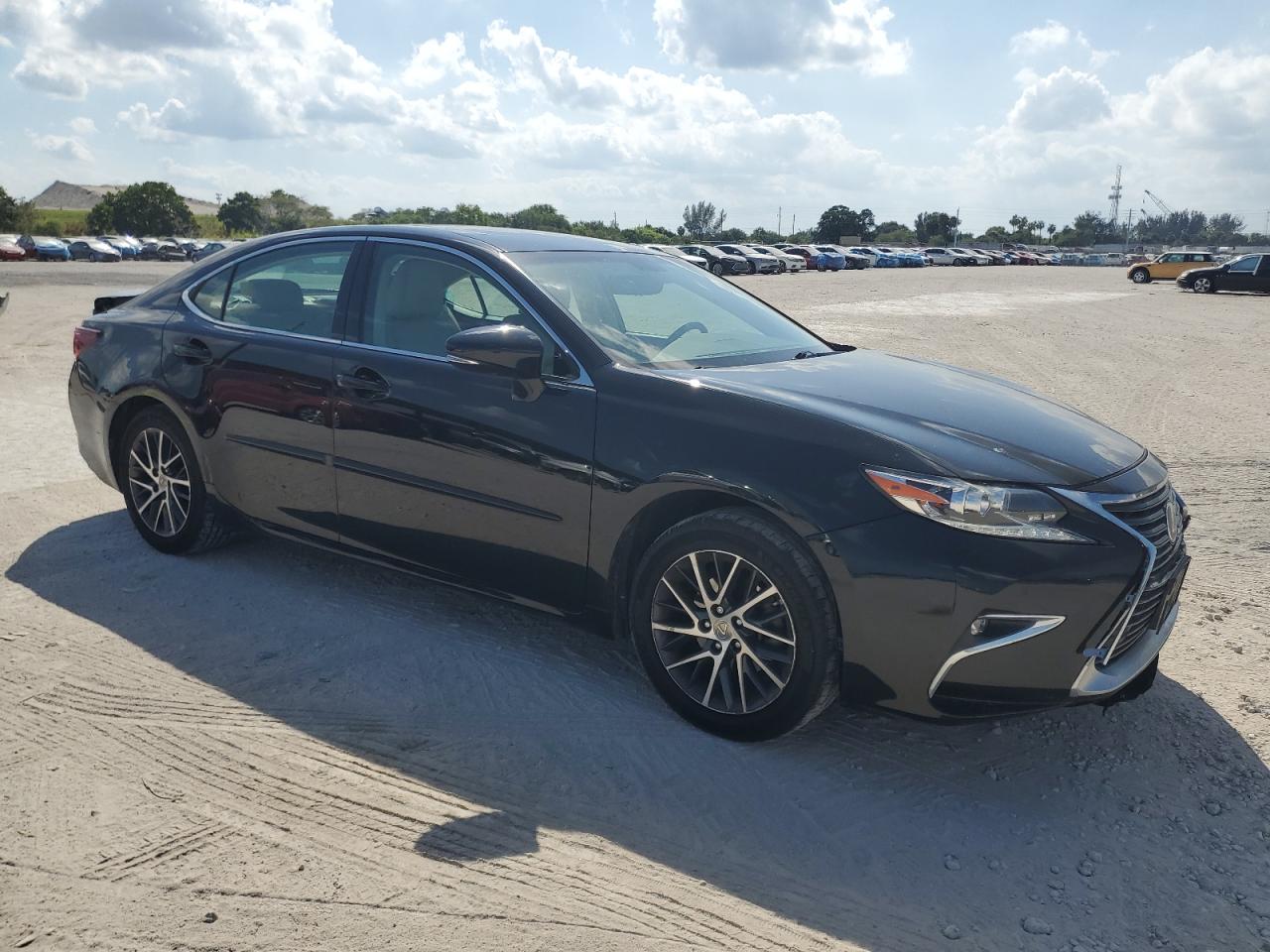 2016 Lexus ES - Image 4
