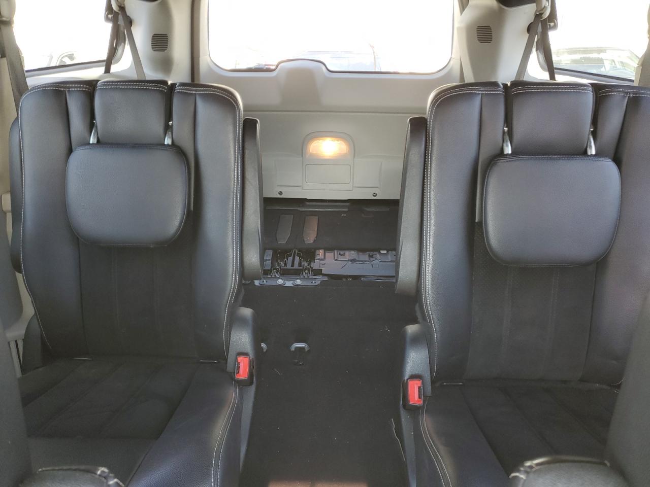 2017 Dodge Caravan - Image 10