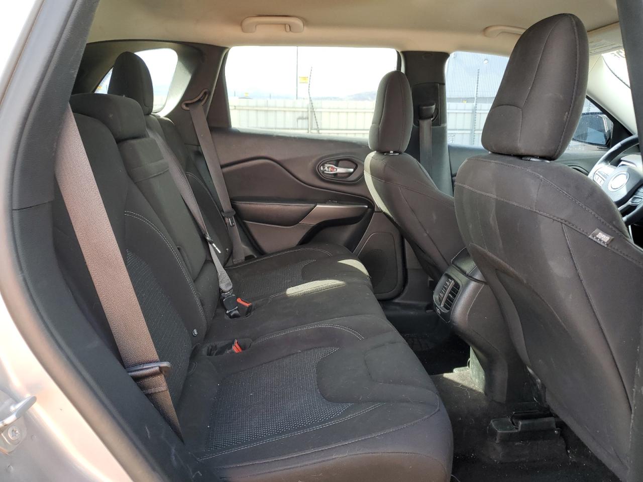 2019 Jeep Cherokee Latitude VIN: 1C4PJLCBXKD204746 Lot: 50268185