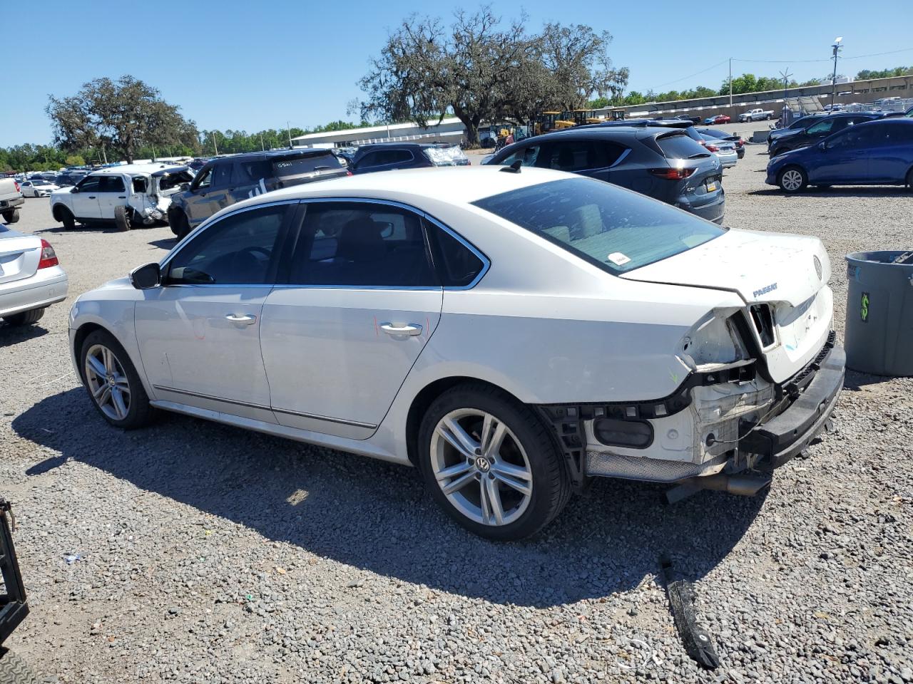 2014 Volkswagen Passat - Image 2