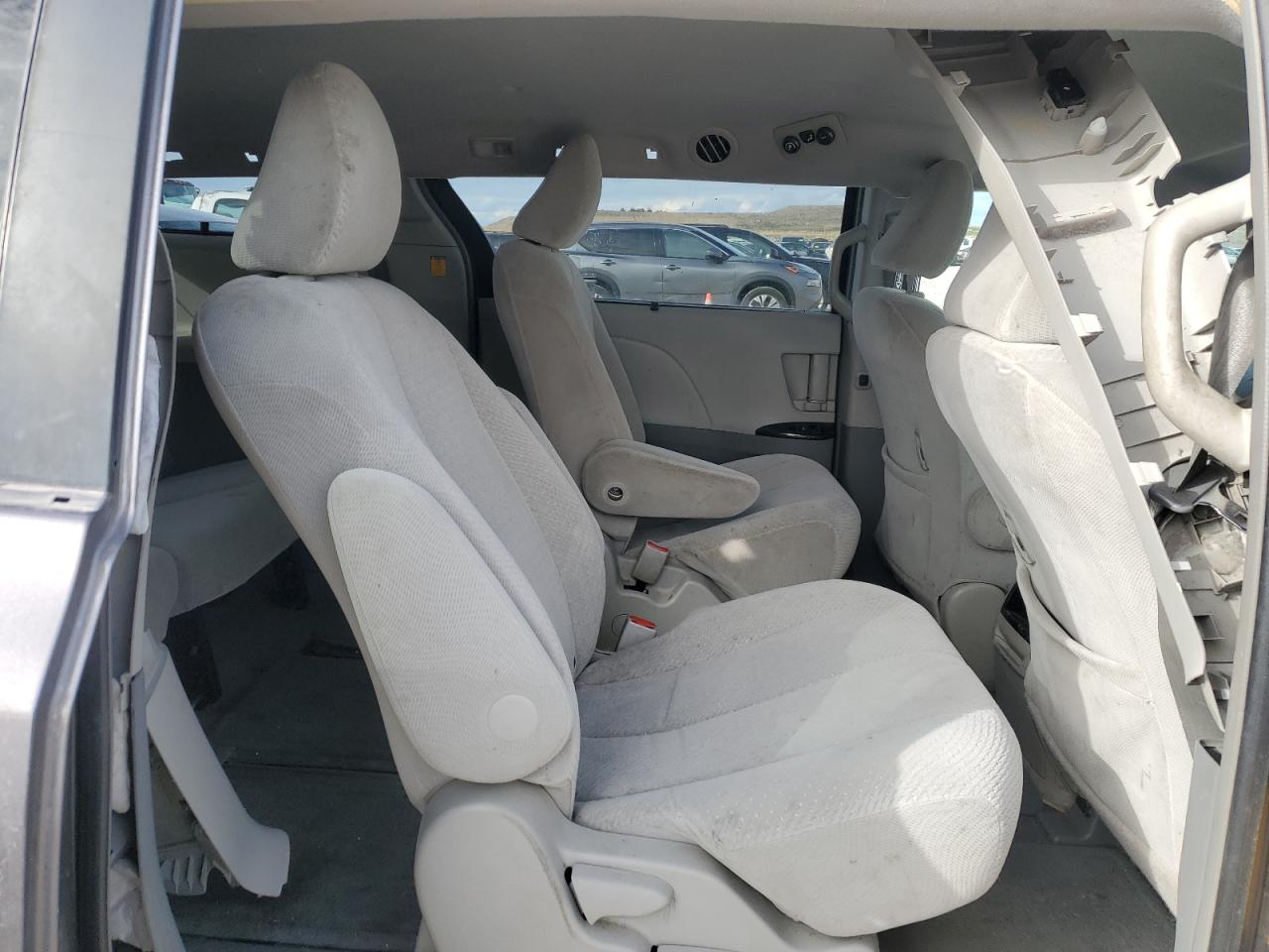 2011 Toyota Sienna - Image 11