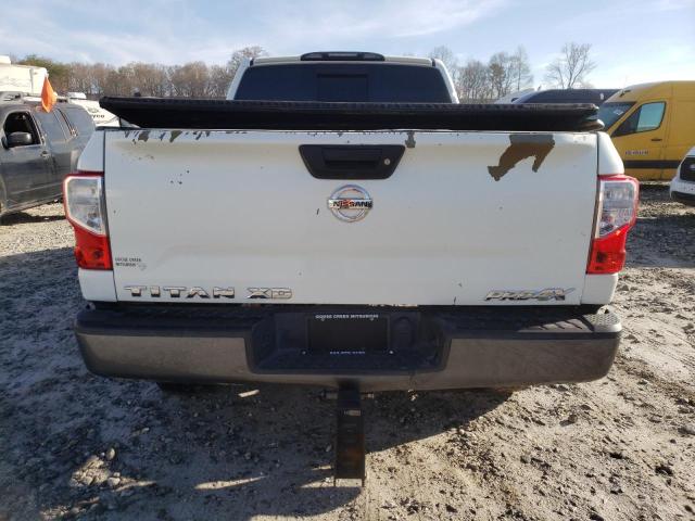  NISSAN TITAN 2017 Biały