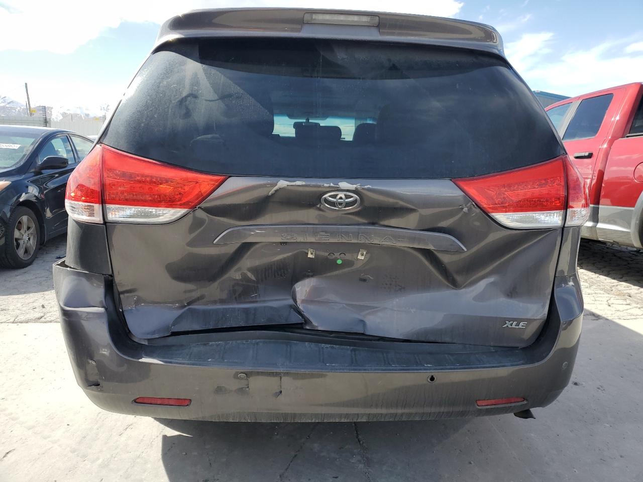 2012 Toyota Sienna - Image 7