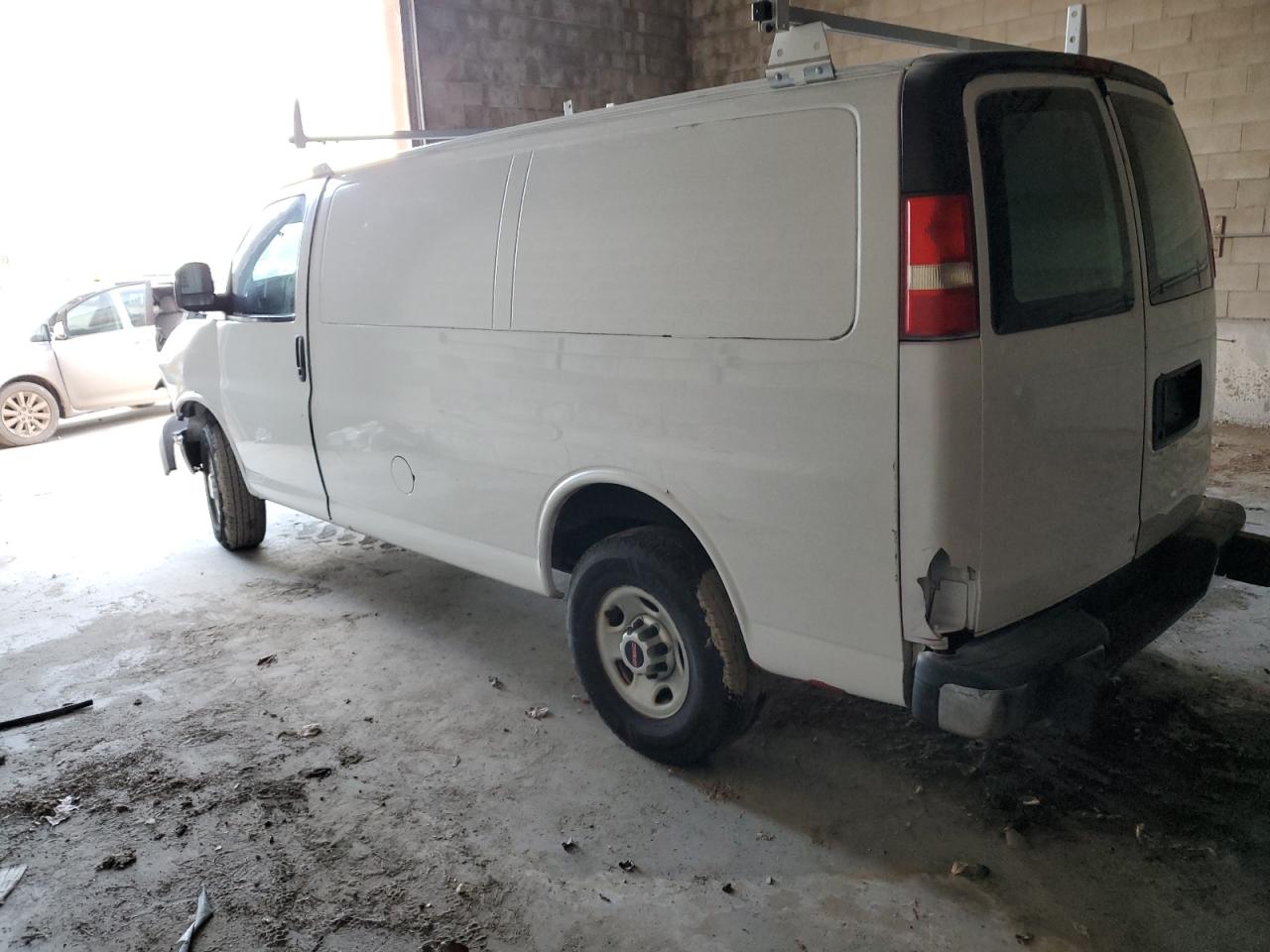 2015 GMC Savana - Image 2