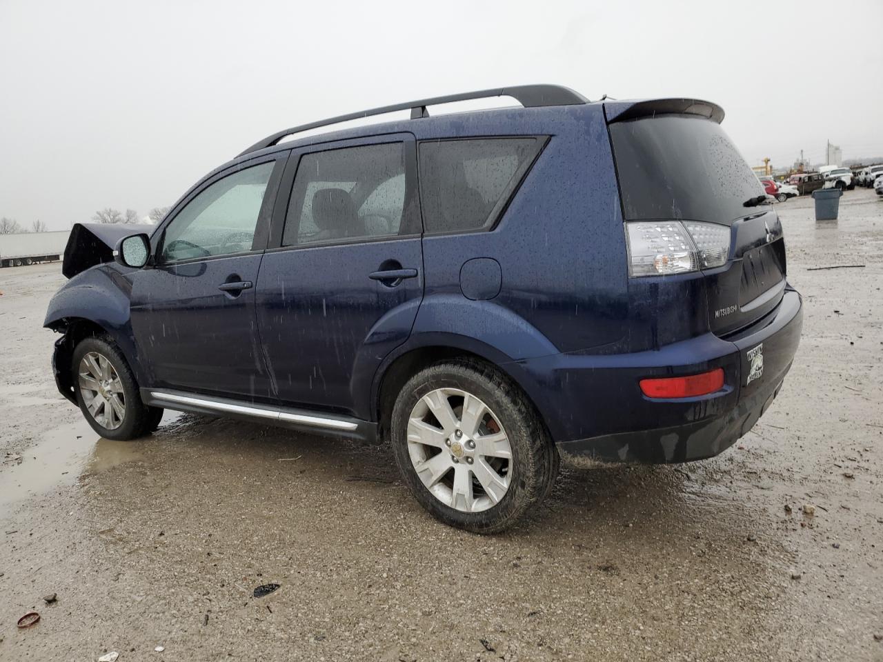 2010 Mitsubishi Outlander - Image 2