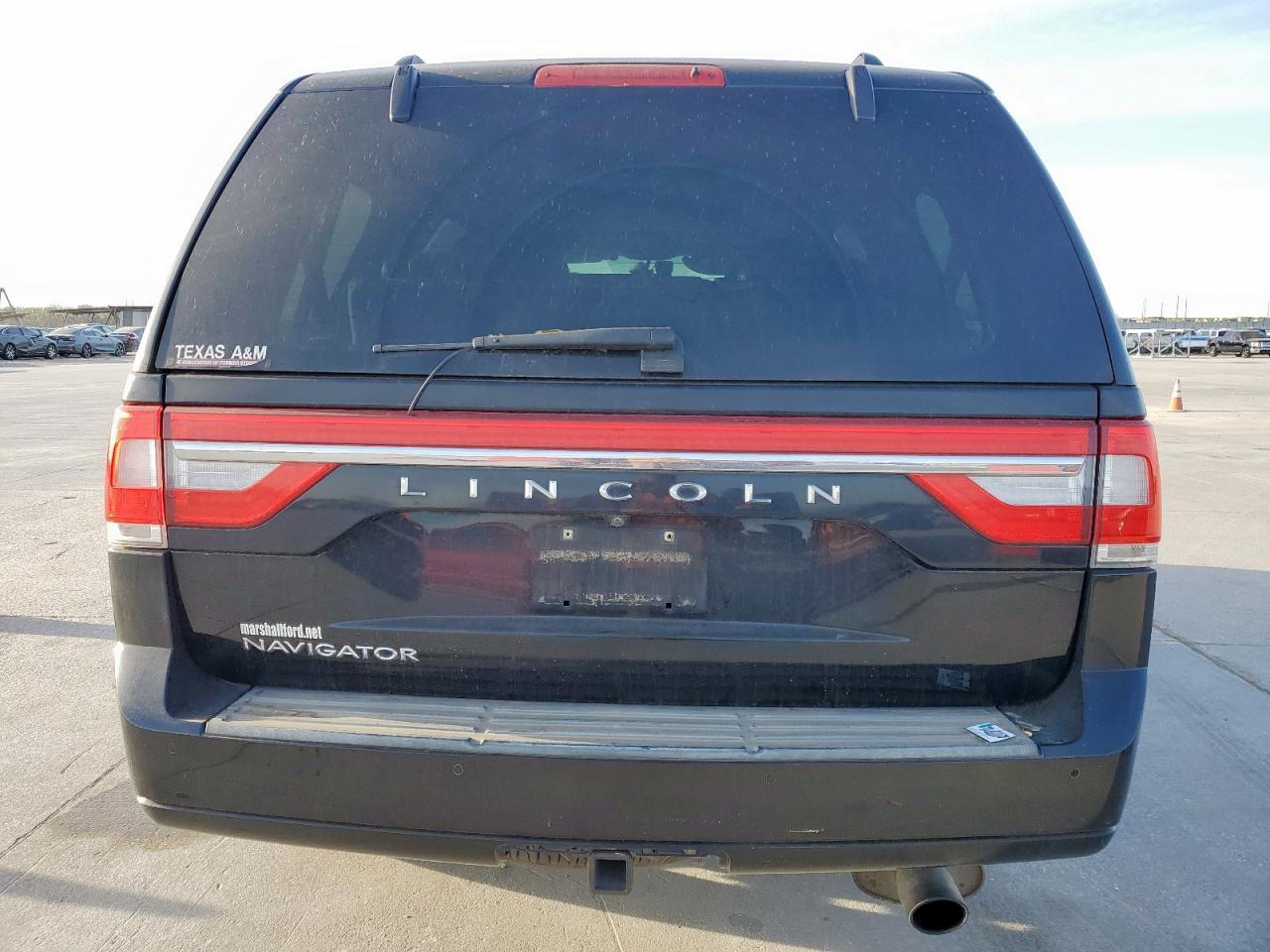 2017 Lincoln Navigator - Image 6