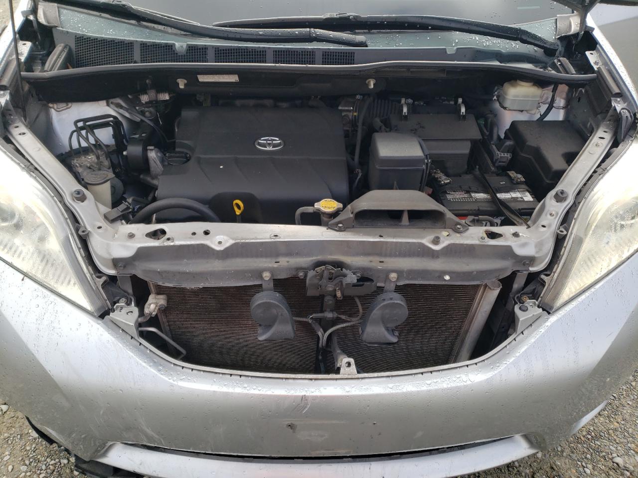 2011 Toyota Sienna - Image 12