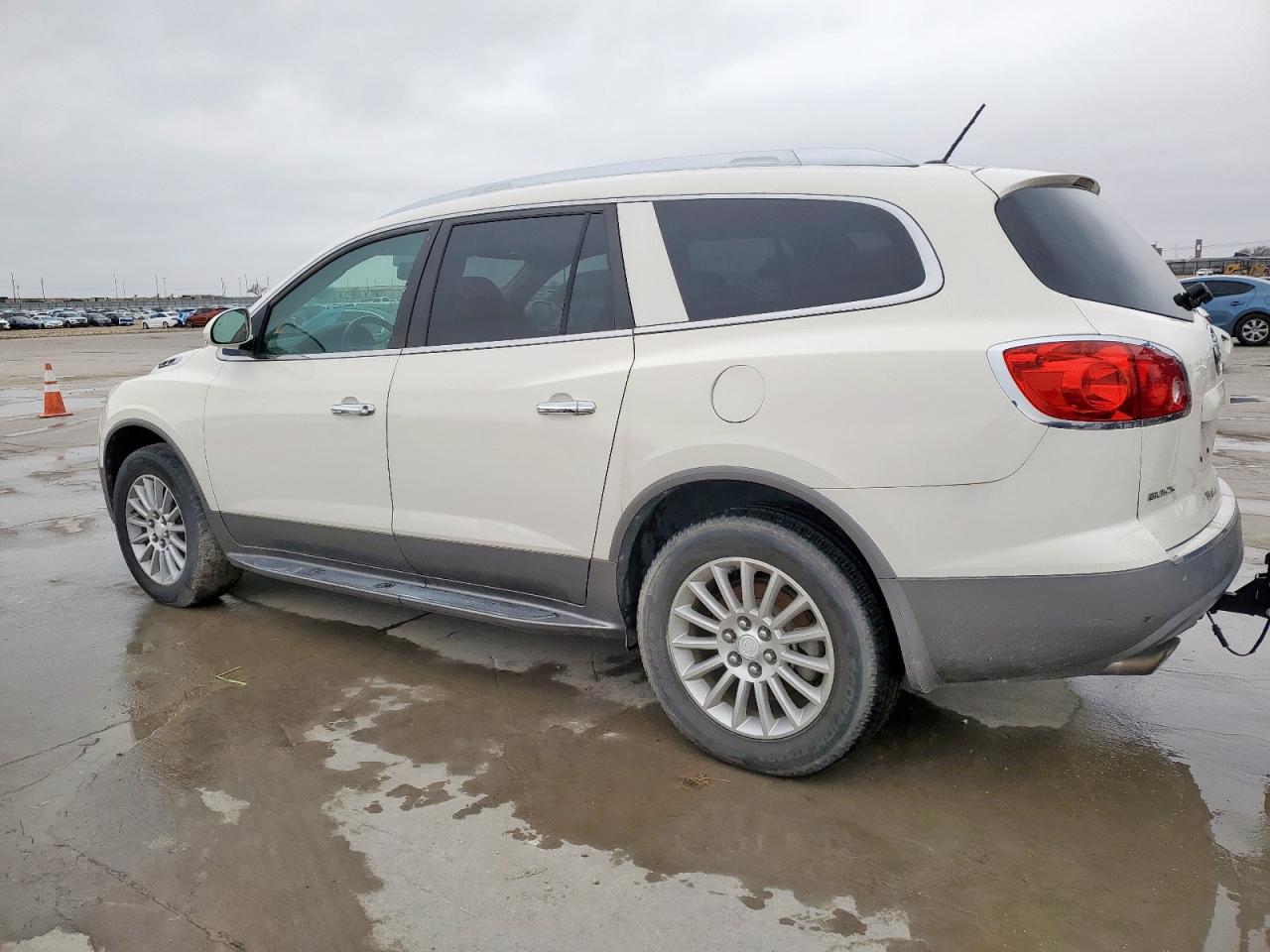 2010 Buick Enclave - Image 2