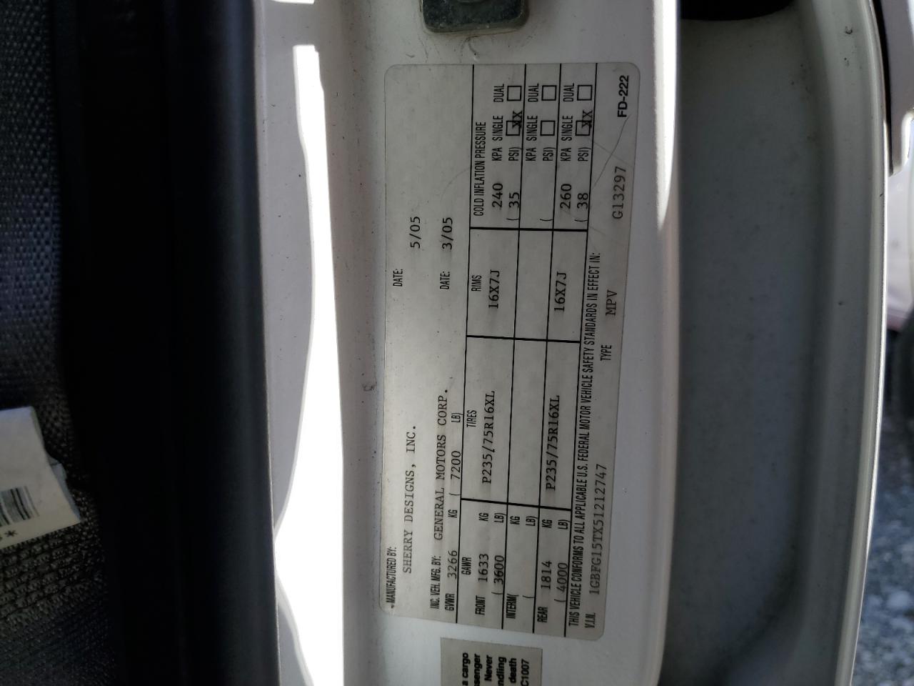 2005 Chevrolet Express - Image 13