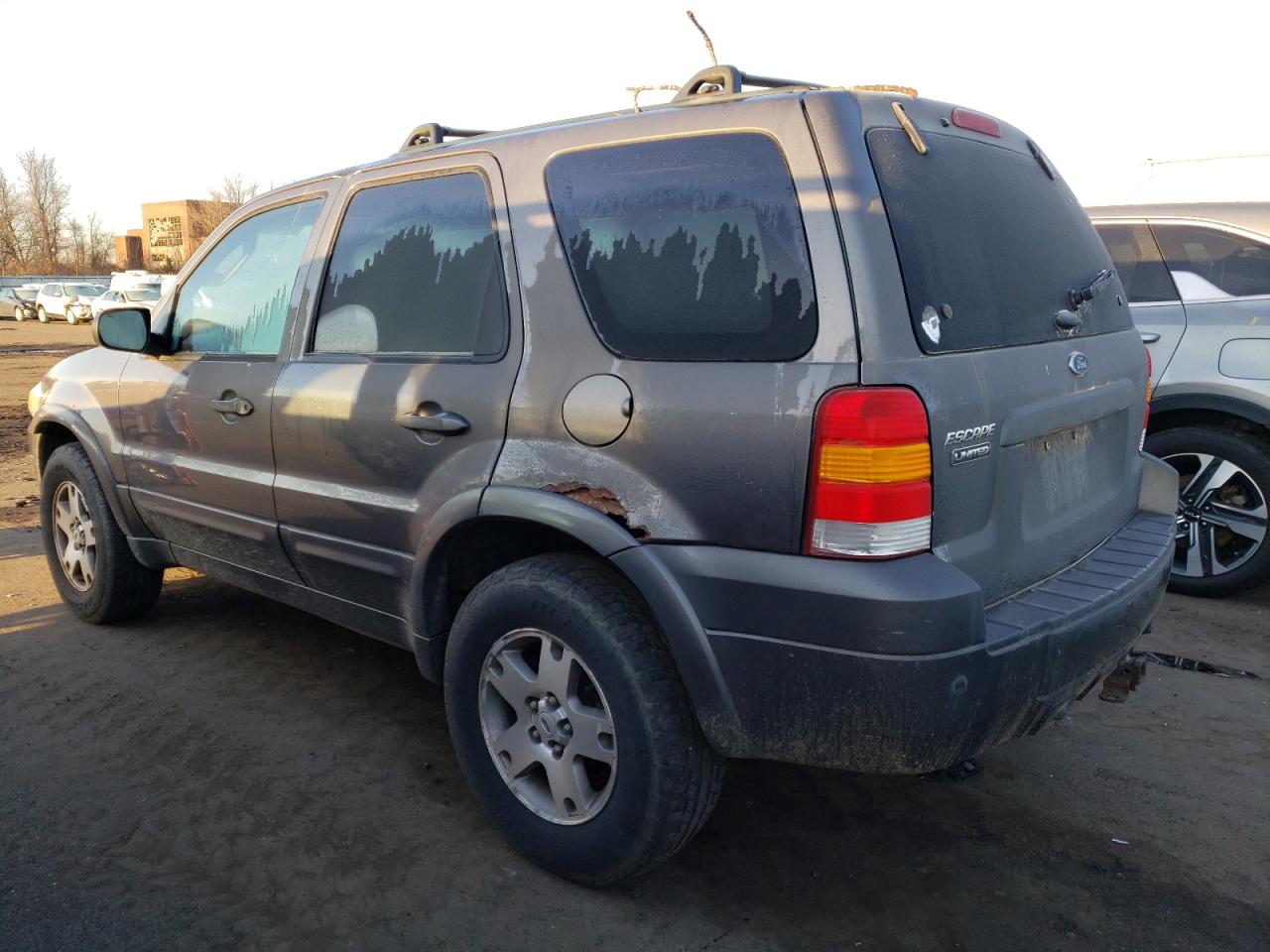 2005 Ford Escape - Image 2