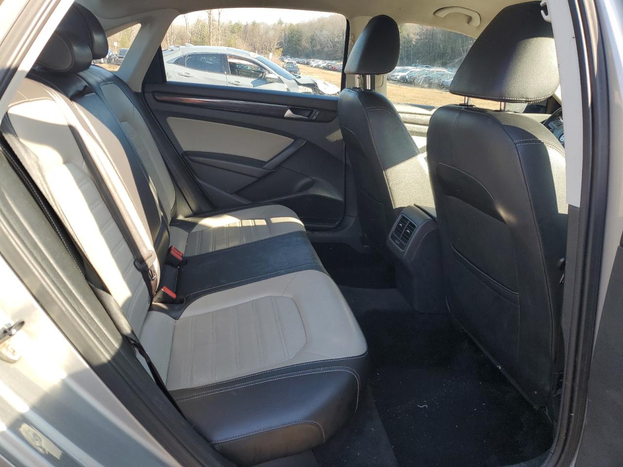 2014 Volkswagen Passat - Image 10