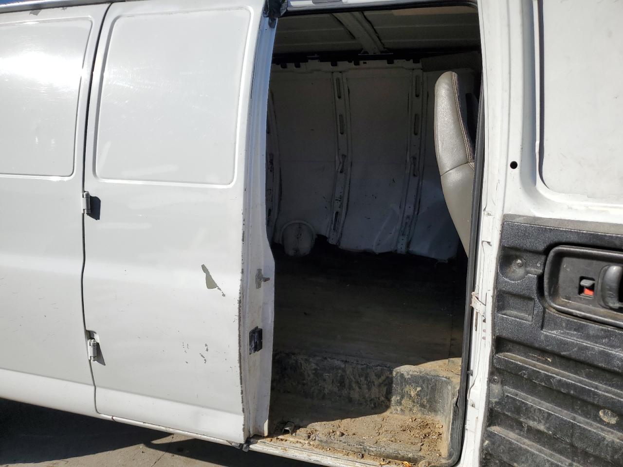 2006 Chevrolet Express - Image 11