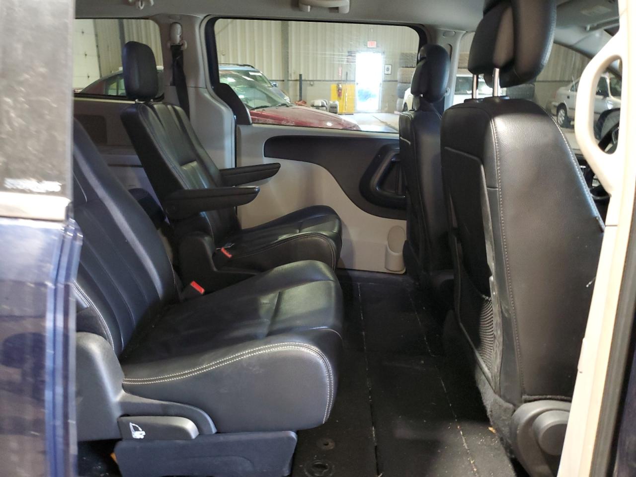 2014 Chrysler Town & Country - Image 11