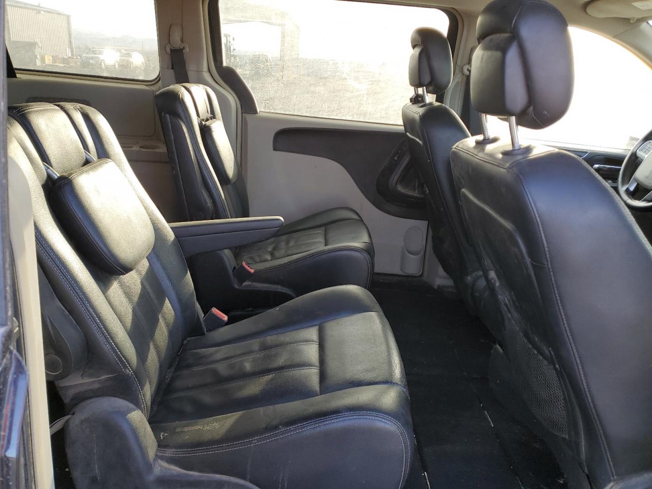 2014 Chrysler Town & Country - Image 11